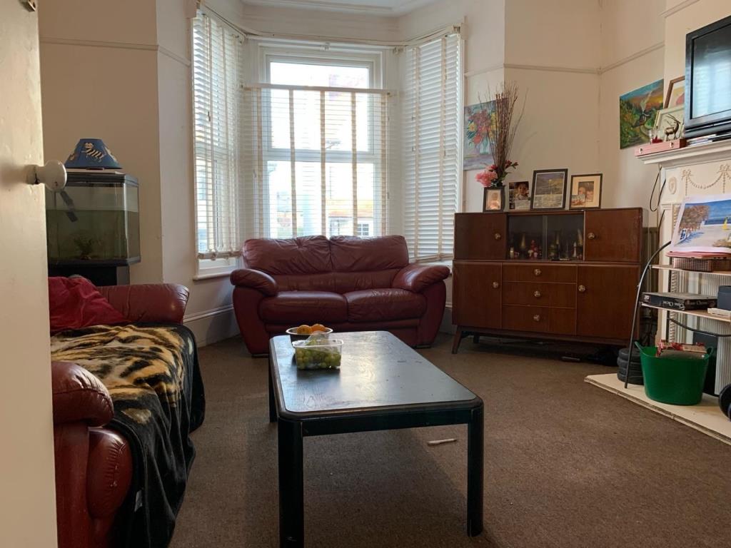 Lot: 23 - FREEHOLD BLOCK OF THREE FLATS FOR INVESTMENT - Flat two living room with bay window